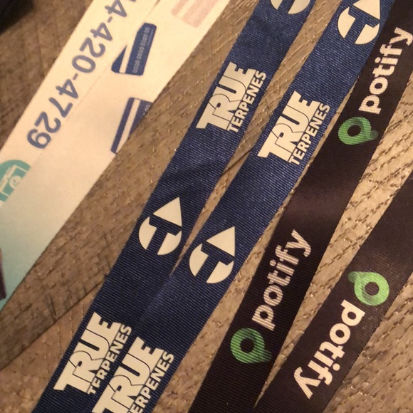 Las Vegas Con, Lot Phone ring, bracelet, lanyard, patch, & promotion swag REEFER - Picture 7 of 8